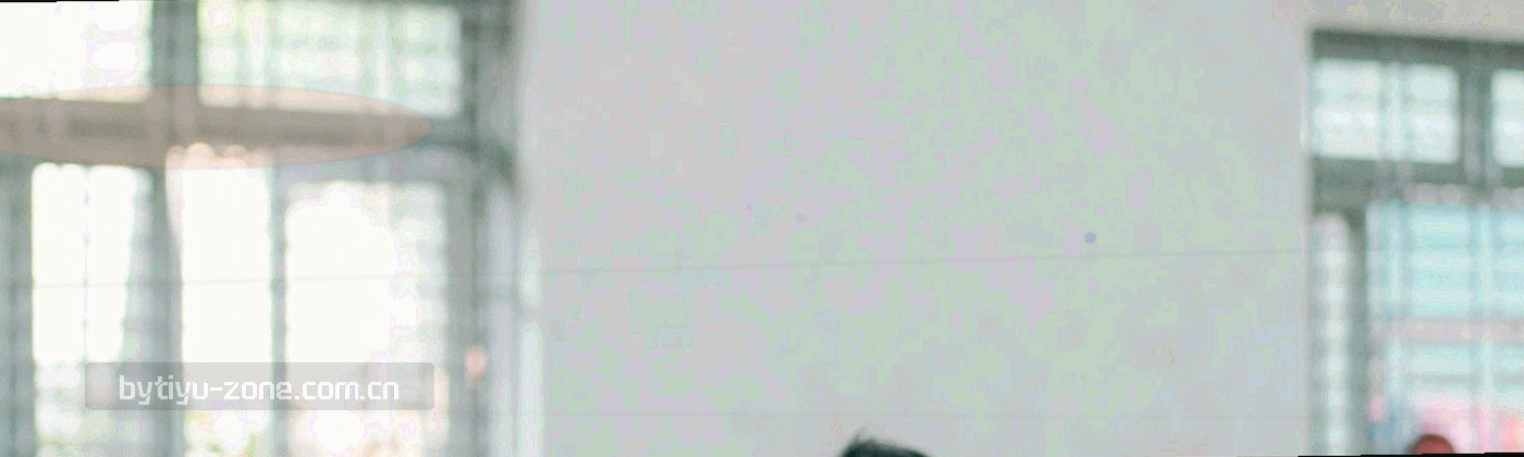夜间球场看台灯带与观众虚影，画面中没有清晰面孔