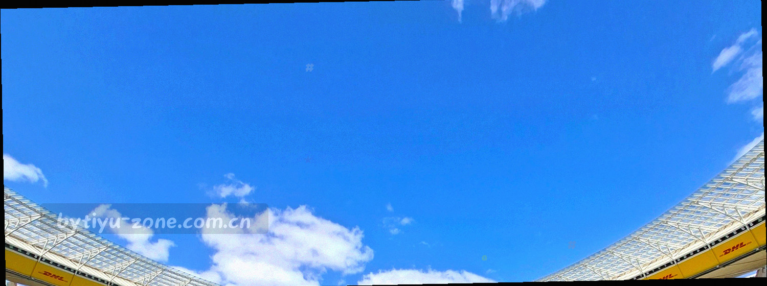体育场电子记分牌局部特写，数字发光，画面中没有人物