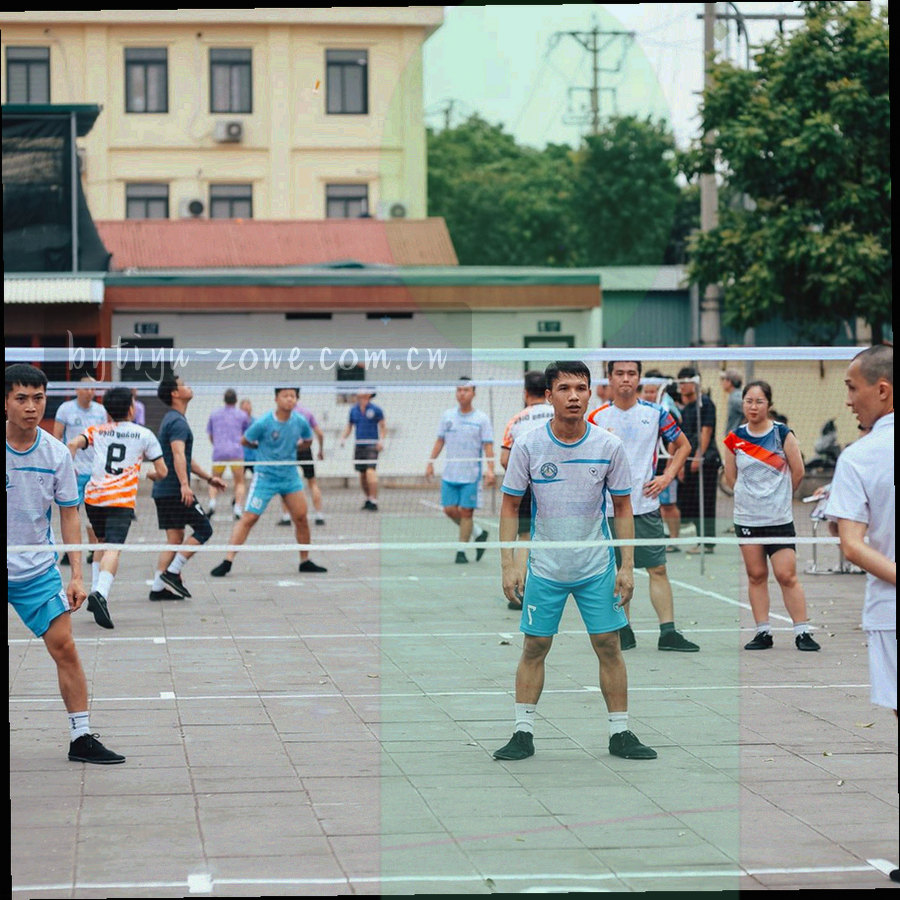 多屏数据界面与连接线条的抽象构成图形
